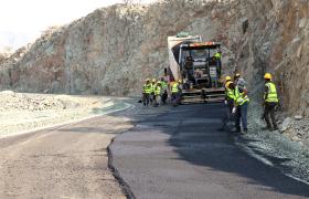 فيما يستمر العمل لليوم الثاني.. فريق من صندوق صيانة الطرق يطّلع على أعمال شركة الخضيري في مشروع طريق الشهيد أبو اليمامة