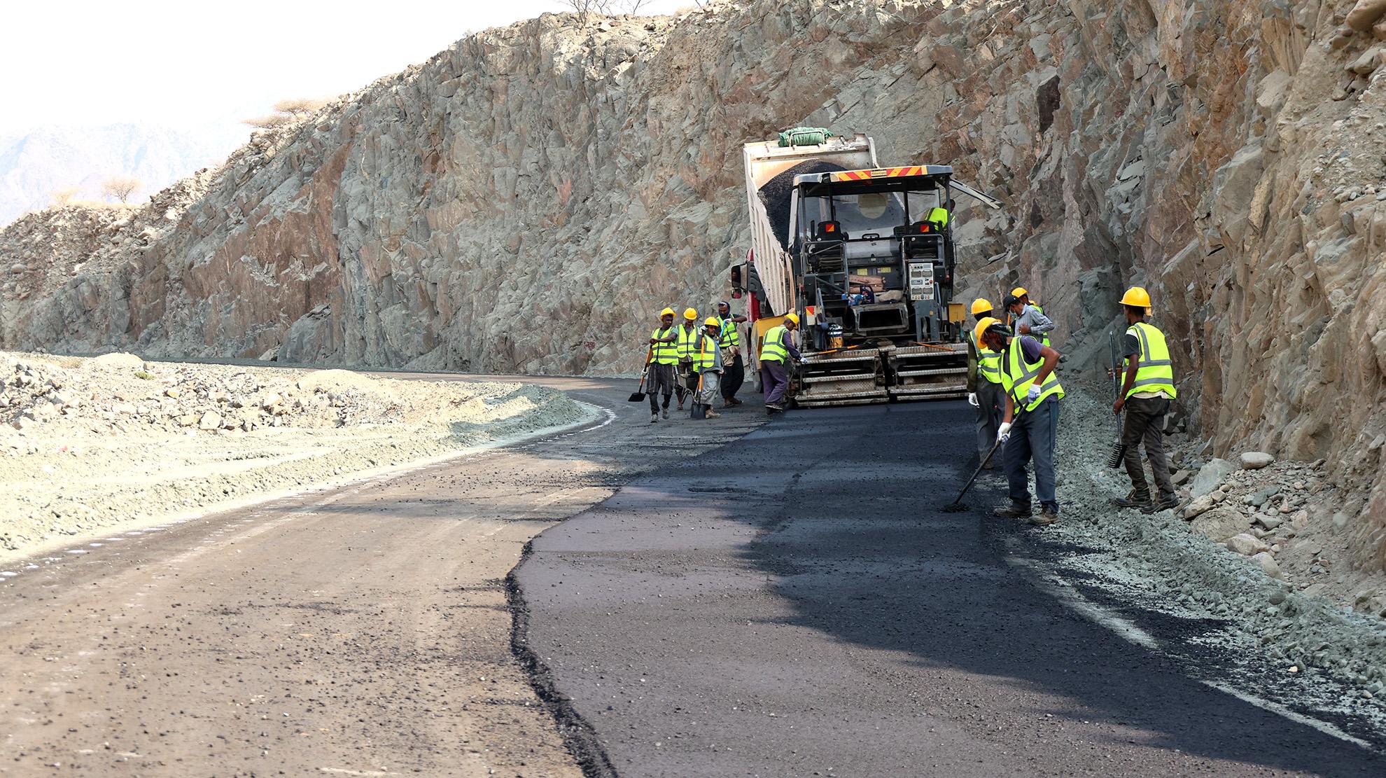 فيما يستمر العمل لليوم الثاني.. فريق من صندوق صيانة الطرق يطّلع على أعمال شركة الخضيري في مشروع طريق الشهيد أبو اليمامة