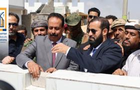 تنفيذ شركة الخضيري للمقاولات.. وزير الأشغال ومحافظ أبين يضعان حجر الأساس لمشروع طريق جعار–باتيس