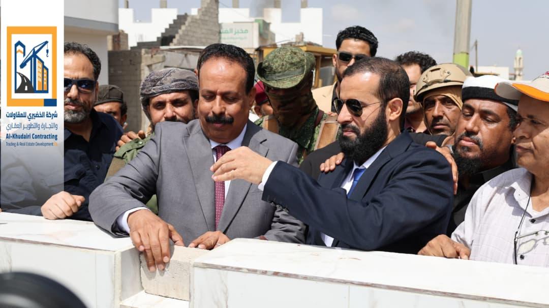 تنفيذ شركة الخضيري للمقاولات.. وزير الأشغال ومحافظ أبين يضعان حجر الأساس لمشروع طريق جعار–باتيس