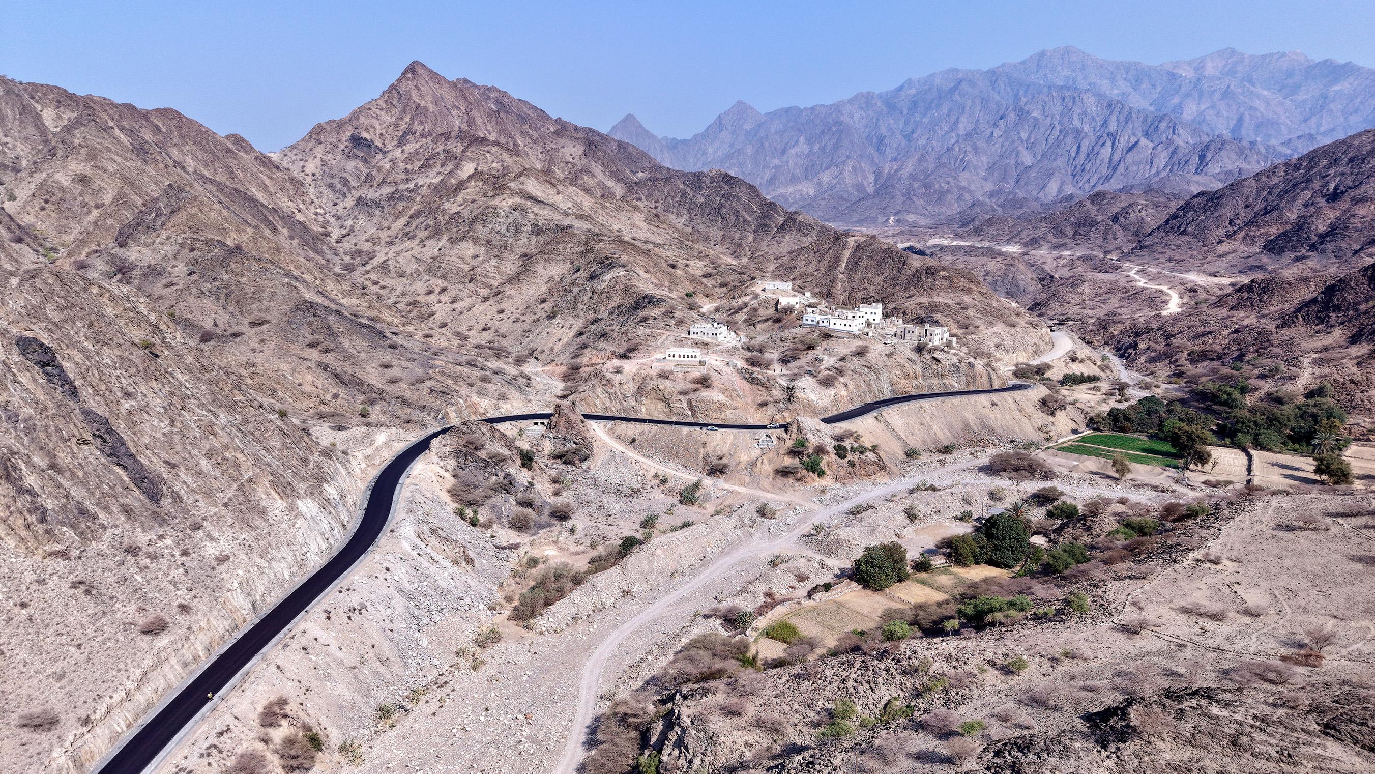 تدشين أعمال سفلتة طريق الشهيد منير اليافعي “أبو اليمامة”