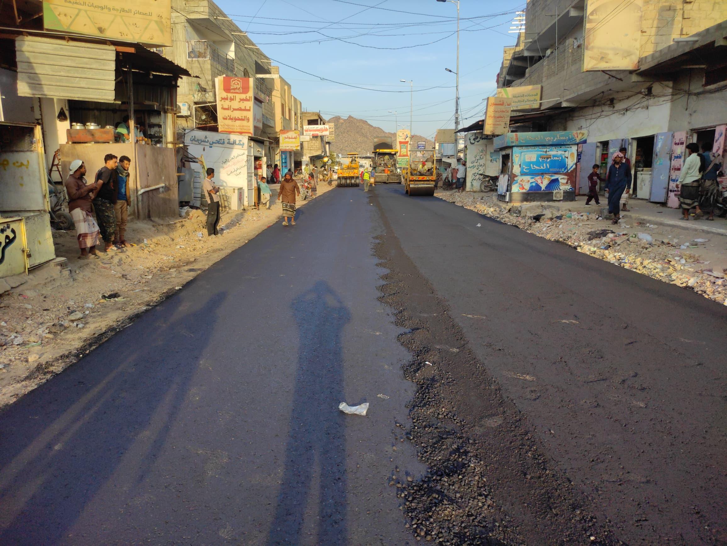 بجودةٍ عالية.. شركة الخضيري للمقاولات تواصل سفلتة سوق مودية ضمن المرحلة الثانية من تأهيل خط أبين الدولي