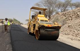 شركة الخضيري للمقاولات تبدأ أعمال سفلتة مشروع طريق حبيل جبر- جسر وادي بناء