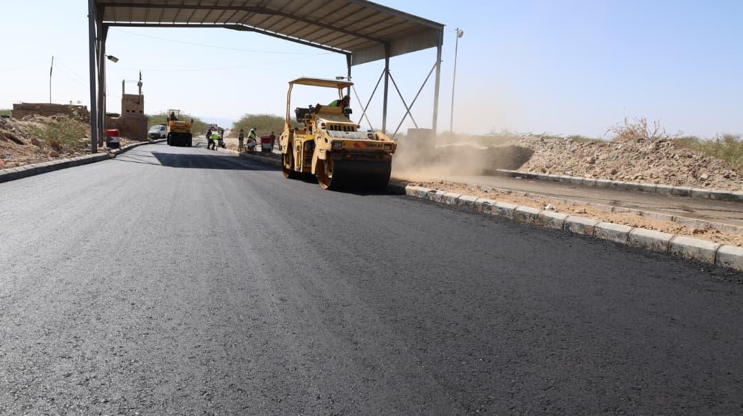 شركة الخضيري للمقاولات تدشّن مشروع سفلتة شوارع لودر بدعم العميد الركن ناصر عبدربه